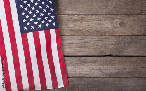 Fotomural United States Flag on Wooden Background with Copy Space