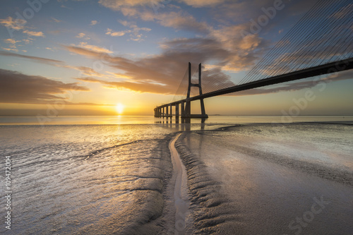 Ponte Vasco da Gama ao Nascer do Sol