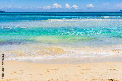 Fototapete Strand Meer Wellen Ufer Sand Wasser Türkis Blau ...