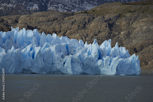 Fotografia, Obraz Glacier Grey flowing into Lago Grey in Torres del Paine National Park, Magallane