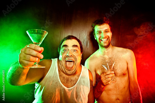 Fotomural two drunk man with cocktail at club