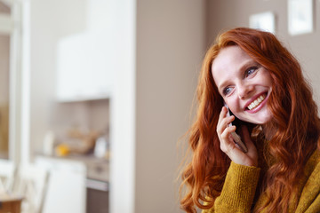 Wall Mural - lachende frau telefoniert mit ihrem handy