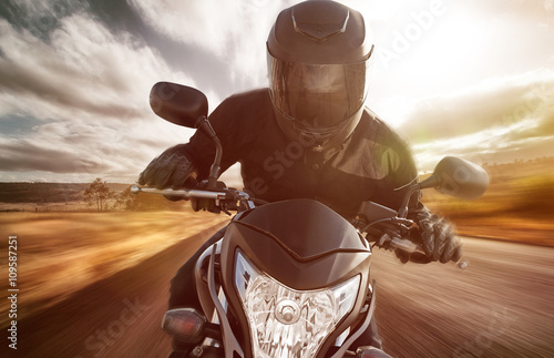 Motorrad auf Landstraße bei Sonnenschein Poster