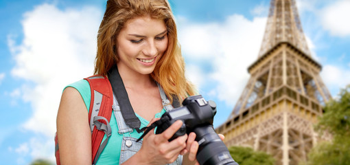 Canvas Print - woman with backpack and camera over eiffel tower