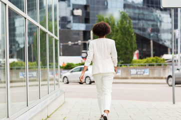 Canvas Print - african american businesswoman walking in city