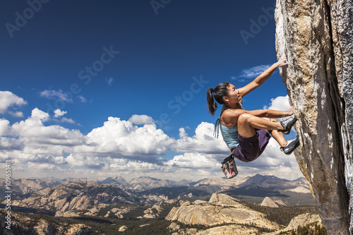 Fotografija  Rock climber clinging to a cliff.