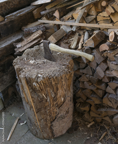 Schweiz, Hackklotz mit Beil kaufen Sie dieses Foto und finden Sie