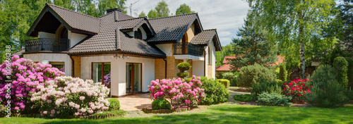 Fotomural House with beautiful garden