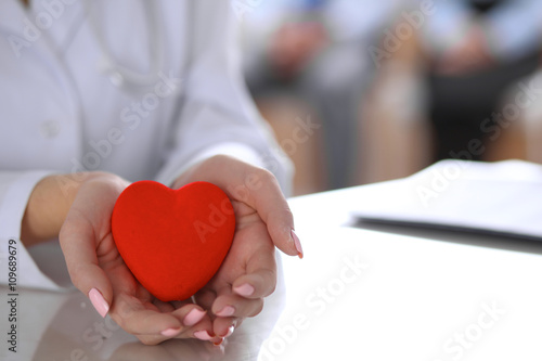 Pinturas sobre lienzo Female doctor with stethoscope holding heart