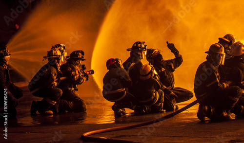 Firefighters discussing how to fight fire Tableau sur Toile