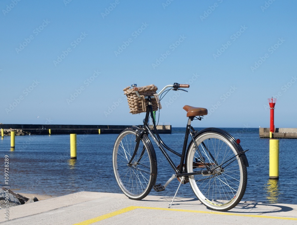 rower na tle wejścia o portu - obrazy, fototapety, plakaty 