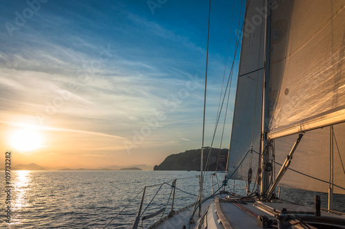 Fotografía Sailing in the Sunrise, Gulf of Naples, Ischia, Italy