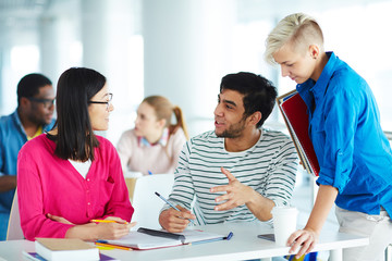 Canvas Print - Discussing notes