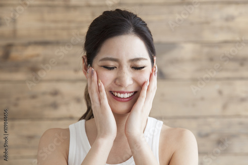 Fotografie, Tablou Young woman with closed eyes against hand on the cheek