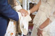 Przewiązanie stułą rąk pary młodej podczas ceremonii zaślubin
