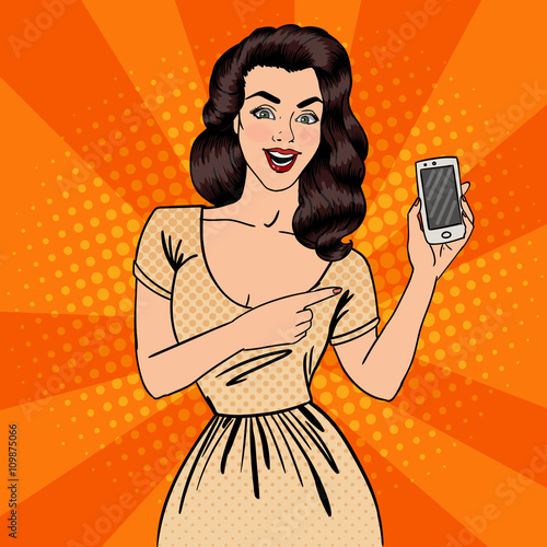 Fototapeta na szkło Dziewczyna ze smartfonem. Piękna kobieta Pokazuje Nowego Smartphone. Pop Art