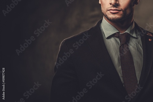Cuadros en Lienzo Serious well-dressed hispanic man posing on dark background.