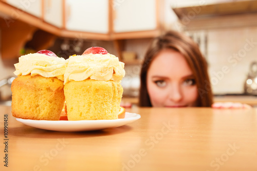 Fotomural Woman looking at delicious sweet cake. Gluttony.