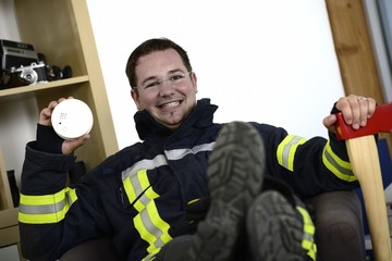  Feuerwehrmann mit Rauchmelder in Arbeitskleidung