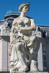 Wall Mural - Blumengöttin Flora Pomona Statue Schloss Benrath Düsseldorf