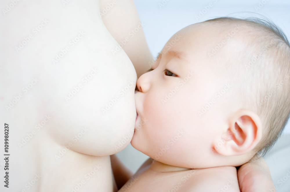 おっぱいを飲む日本人の赤ちゃん Adobe Stock でこのストック画像を購入して 類似の画像をさらに検索 Adobe Stock おっぱいを飲む日本人の赤ちゃん Adobe Stock でこのストック画像を購入して 類似の画像をさらに検索 Adobe Stock