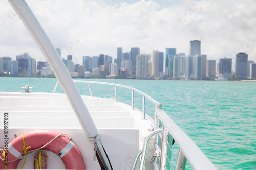 Zdjęcie XXL Widok na wewnątrz rekreacyjnej łodzi z panoramą Miami w oddali