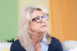 © Racle Fotodesign - reife frau hört aufmerksam zu
