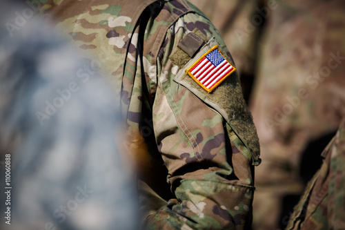 Plakat Flaga USA i łatka US Army na mundurze żołnierza