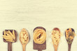 Pastas secas variedad sobre diferentes cucharas de madera rústica. Vista superior. Copy space
