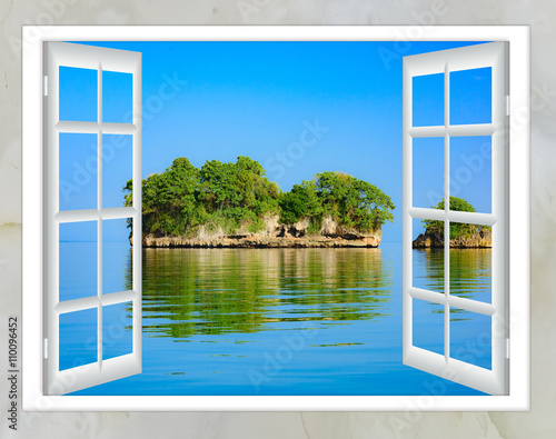 Dekoracja na wymiar  widok-na-ocean-z-okna-na-wyspie-w-sloneczny-letni-dzien