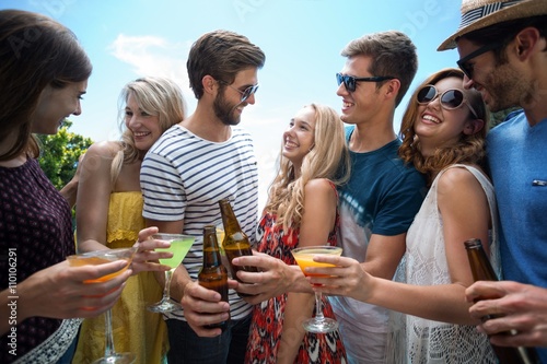 Fotografia Happy couple enjoying with their friends