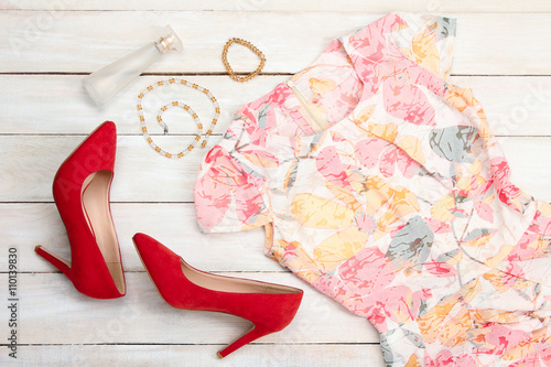 Zdjęcie XXL czerwone buty i sukienka z koralików z bransoletki i perfumy na białym tle drewnianych