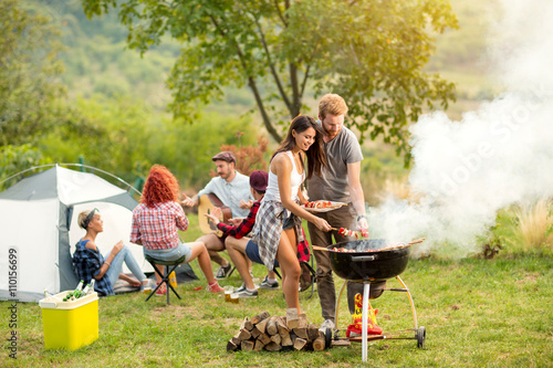 Fotografía Young female and male couple baking barbecue