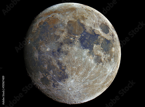Zdjęcie XXL Księżyc mineralny w fazie wzrostu. Zrobione przez teleskop. Ruda Księżyca w fazie wzrostu. Strzał przez teleskop.