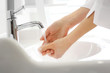 Kobieta myje dłonie 