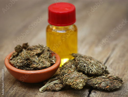 Plakat Lecznicza marihuana z ekstrakcyjnym olejem w butelce