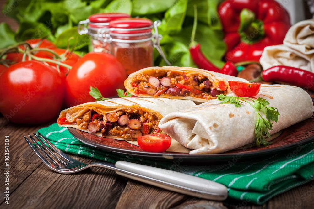 Burritos filled wiht minced meat, bean and vegetables.