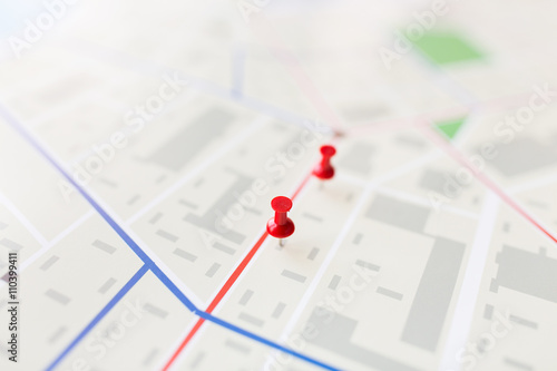Fotografía De cerca de un mapa de la ciudad o plan con pasador