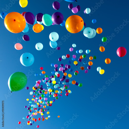 Dekoracja na wymiar  kolorowe-balony-na-niebieskim-tle-nieba