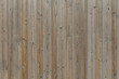Nahaufnahme einer Holzwand mit verwitterten Holzbrettern der Farbe braun und grau