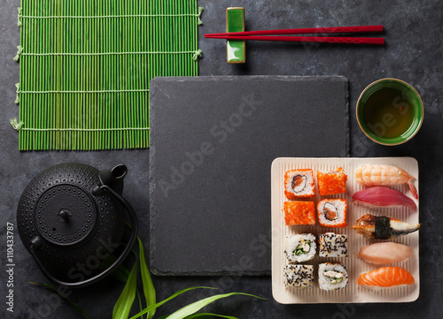 Obraz na płótnie canvas Zestaw sushi, maki i zielonej herbaty