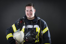 Feuerwehrmann In Schutzkleidung Und Atemschutz