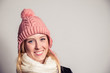 © conorcrowe - Frau mit Mütze