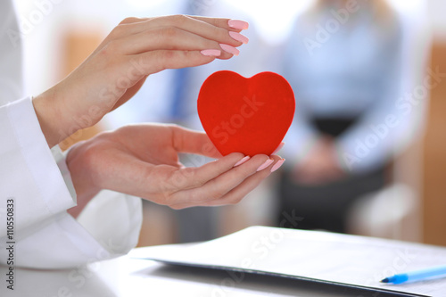 Fotografía Female doctor with stethoscope holding heart