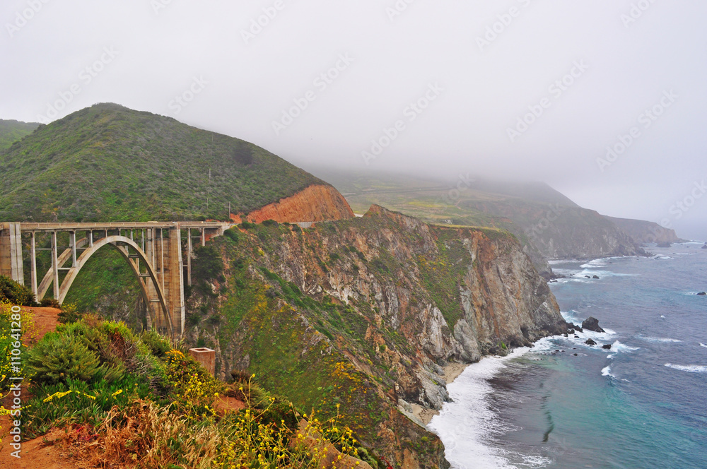 California, Usa: l'iconico Bixby Creek Bridge, il ponte di cemento armato con l'arco aperto nel 1932 a Big Sur 