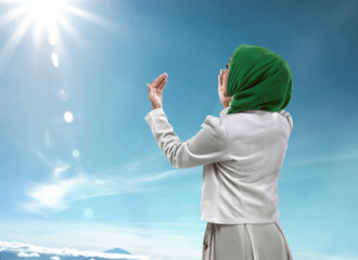 Wall Mural - Back view of muslim woman praying