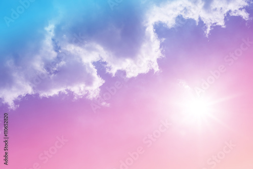 Fotomural Sol y nubes de fondo con un pastel de color
