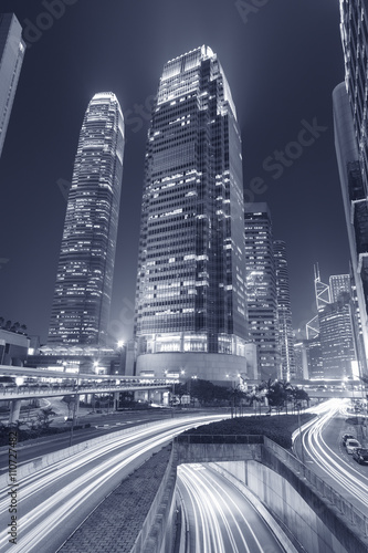 nowoczesny-budynek-biurowy-i-autostrada-w-hong-kongu