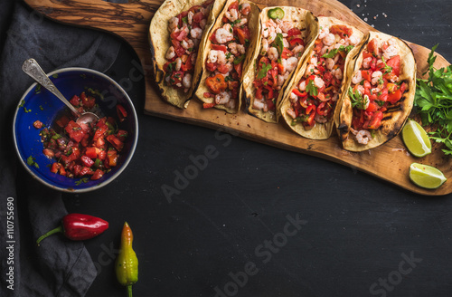 Fotografía Shrimp tacos with homemade salsa, limes and parsley