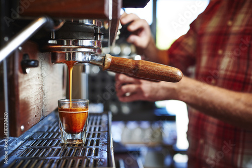 Fotografía espresso being made at a coffee shop